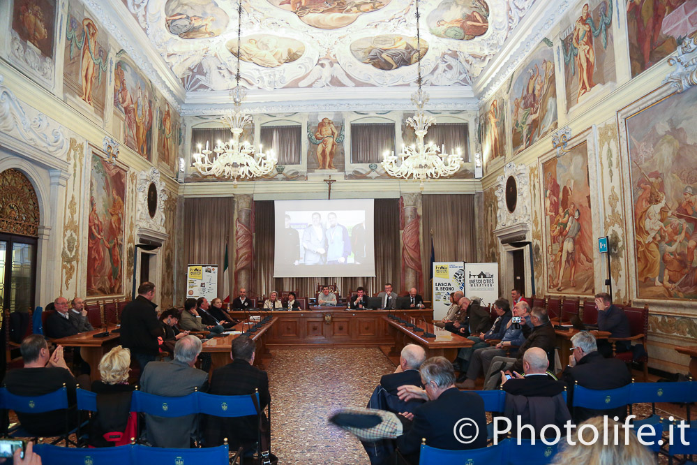 E’ stata una festa lunga 42 chilometri che, grazie anche all’impegno di quasi mille volontari, tra Protezione Civile e associazioni sportive e culturali, ha coniugato sport, impegno sociale e valorizzazione del territorio.