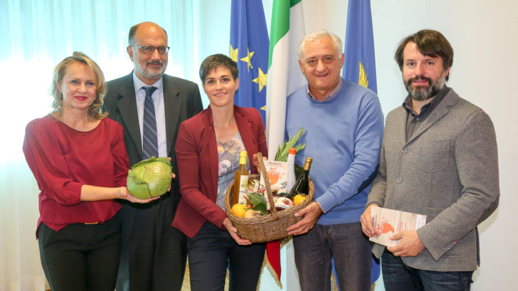 IL FILO DEI SAPORI Sabato 28 ottobre alle ore 11,00 in Piazza Centa. Si partirà con l’incontro organizzato dall’ERSA, Il paesaggio del Friuli Venezia Giulia nel 2100 tenuto da: Andrea Cicogna dell’Osmer - Arpa, Luigi Fabro dell’ERSA. Seguirà saluto delle Autorità ed il benvenuto alle delegazioni delle Città Alpine.