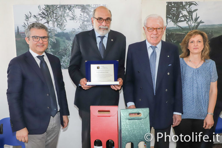 QUATTORDICESIMA EDIZIONE DI OLIO E DINTORNI: CONSEGNATO IL PREMIO OLIO DELL'ABBATE